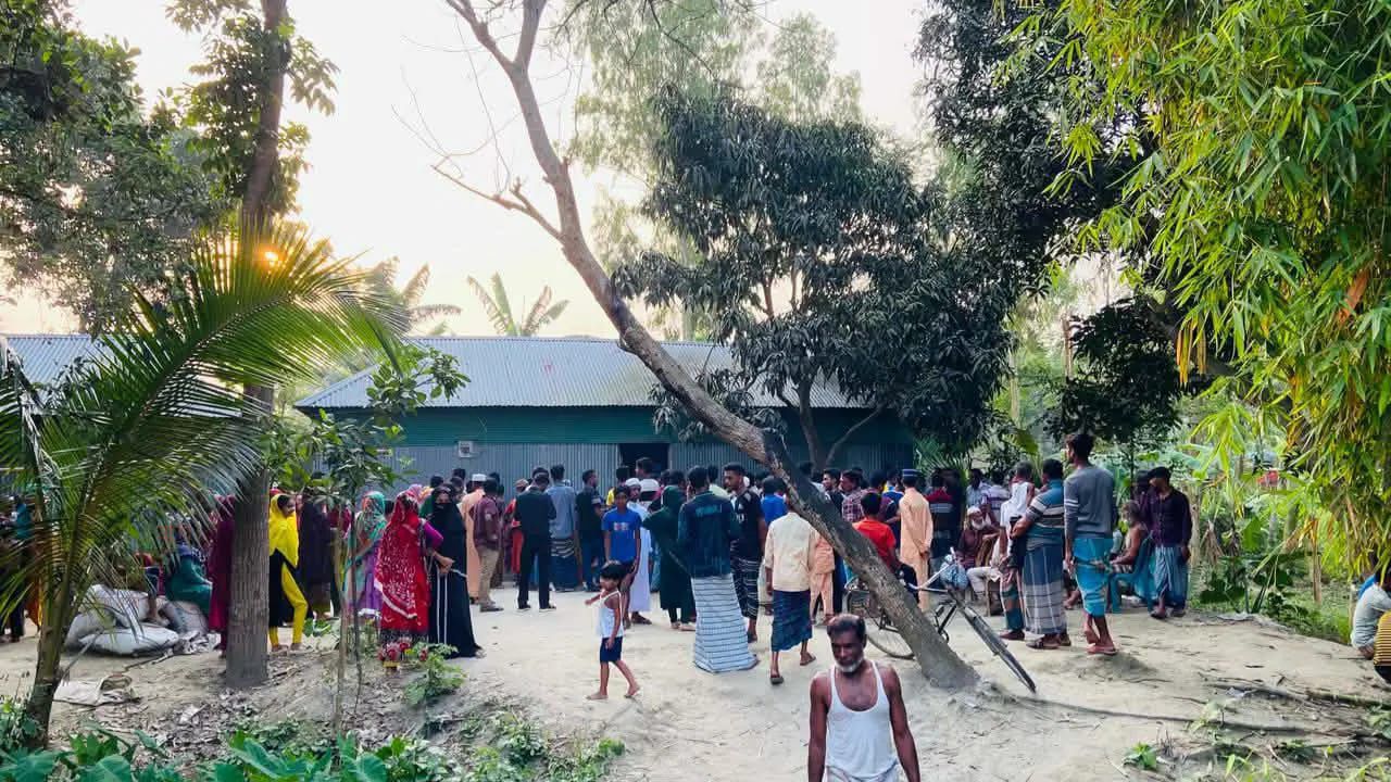 স্বামীর সঙ্গে বিরোধের জেরে মাদারগঞ্জে গৃহবধূর আত্মহত্যা