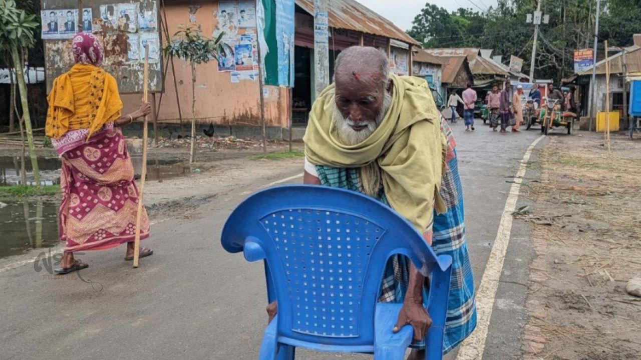 প্লাস্টিকের চেয়ারই ভরসা, অসুস্থ শরীরে বেঁচে থাকার লড়াই হুরমুজ আলীর
