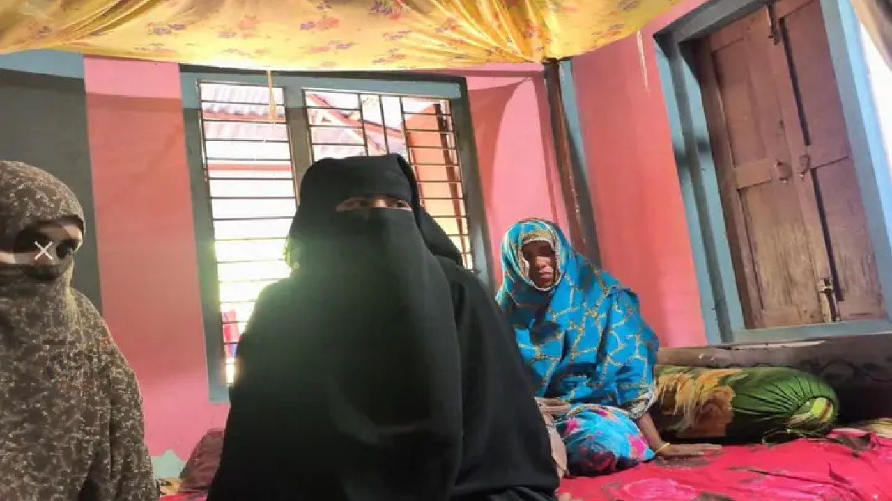 স্বীকৃতি দাবিতে স্বামীর বাড়িতে অনশন করছেন তরুণী