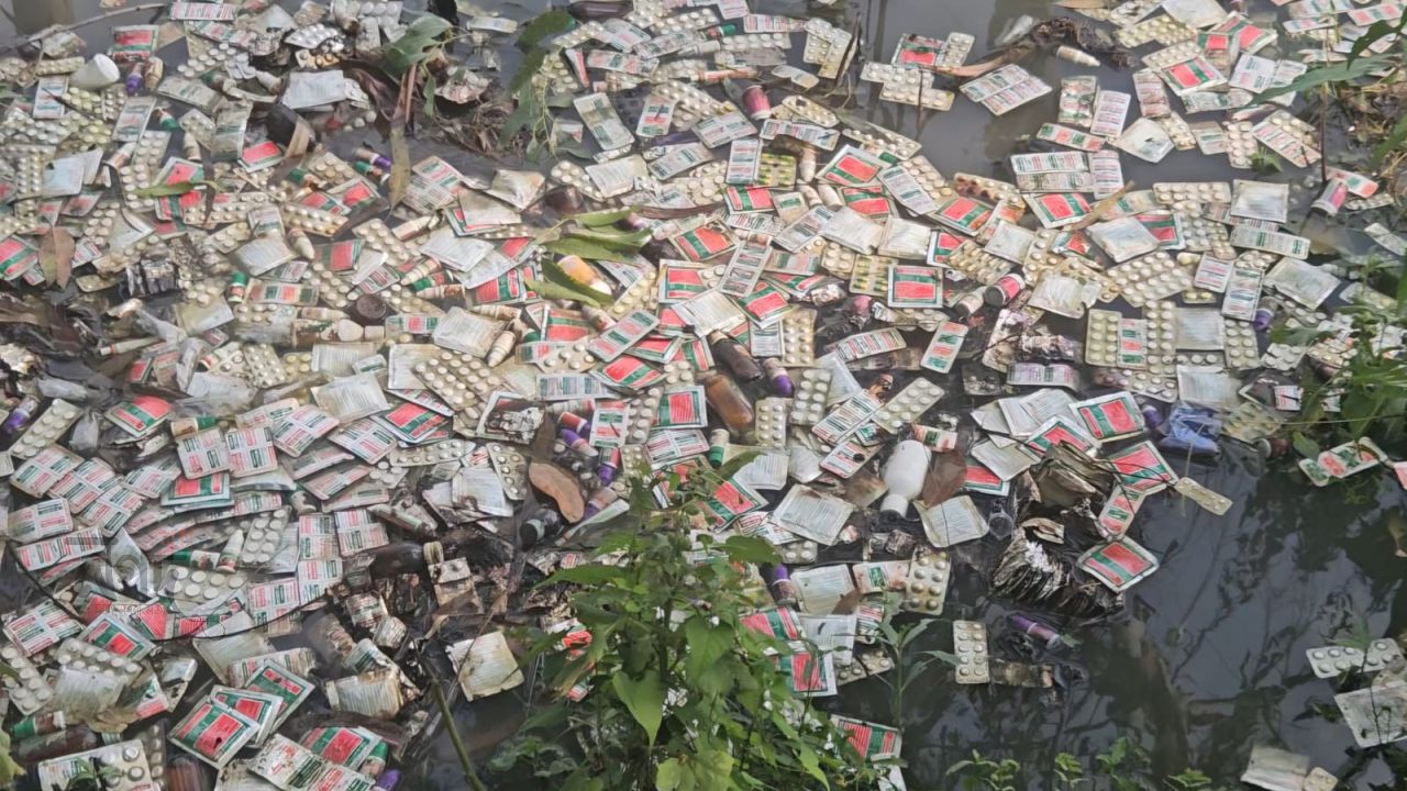 ডোবায় মিলল সরকারি ওষুধের স্তূপ: ইসলামপুরে স্বাস্থ্যসেবায় চরম অনিয়মের অভিযোগ