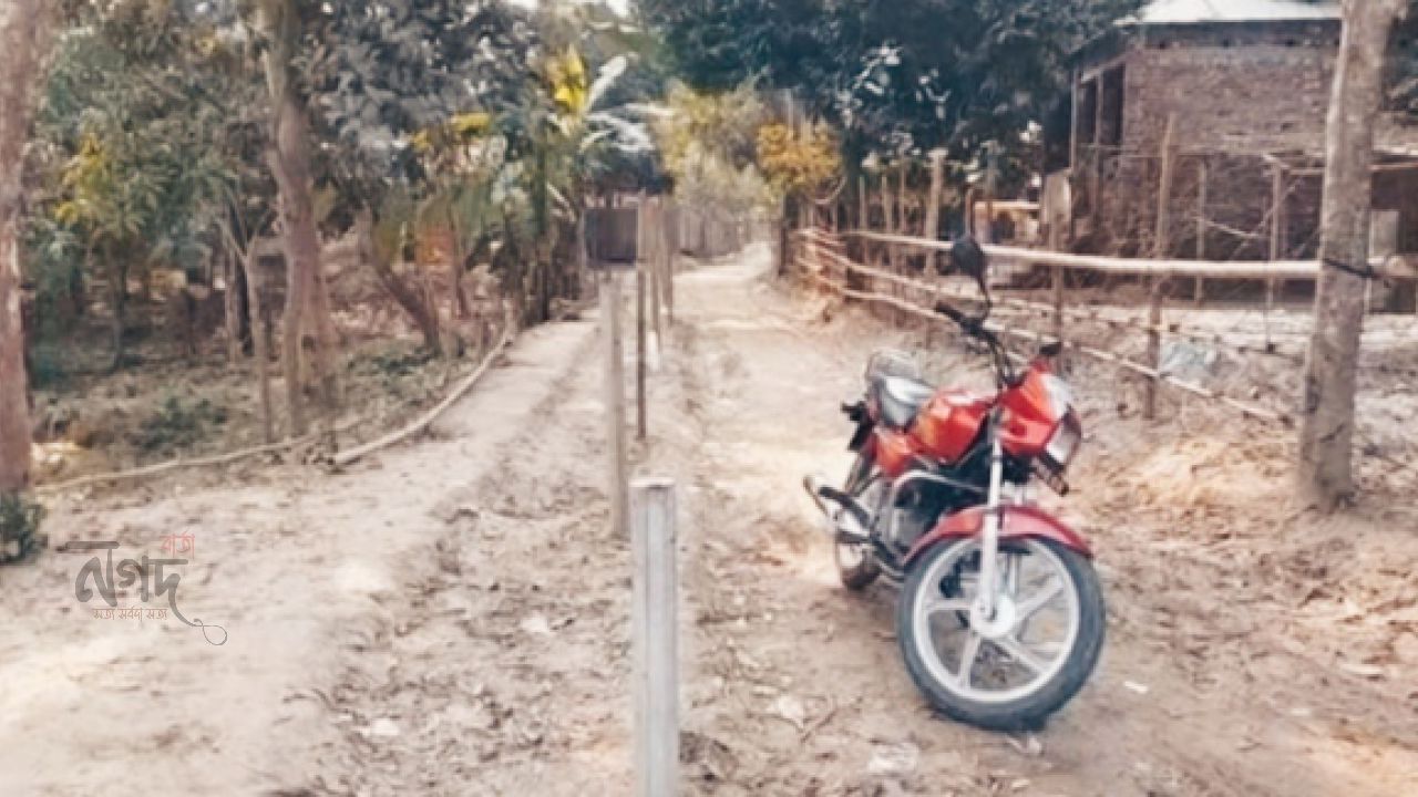 ক্ষমতার দাপট দেখিয়ে নির্মাণাধীন রাস্তার মাঝখানে খুঁটি গেড়ে চলাচলে প্রতিবন্ধকতা সৃষ্টির অভিযোগ উঠেছে সাইফুল নামের এক ব্যক্তির বিরুদ্ধে