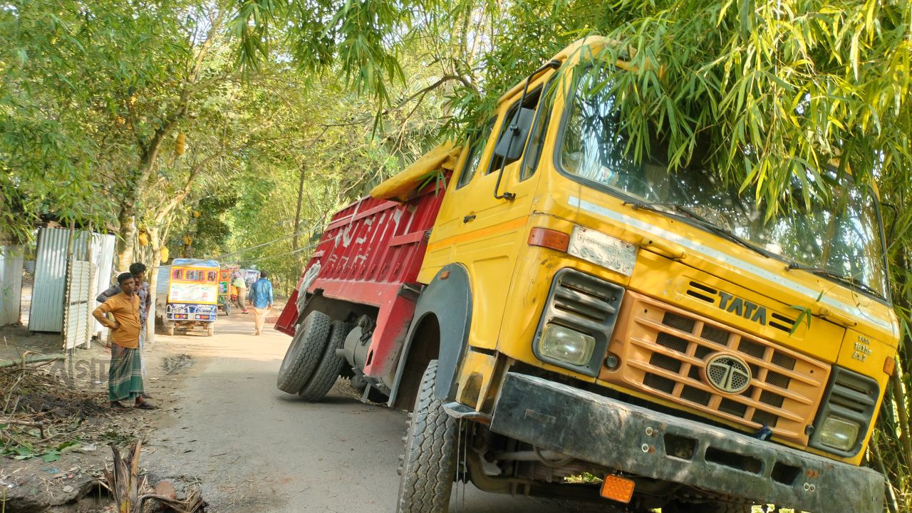 ঝুঁকিপূর্ণ সড়কে আবারও দুর্ঘটনা, খাদে বর্ডার উপক্রম সিলেটের বস্তা ভর্তি  ট্রাক