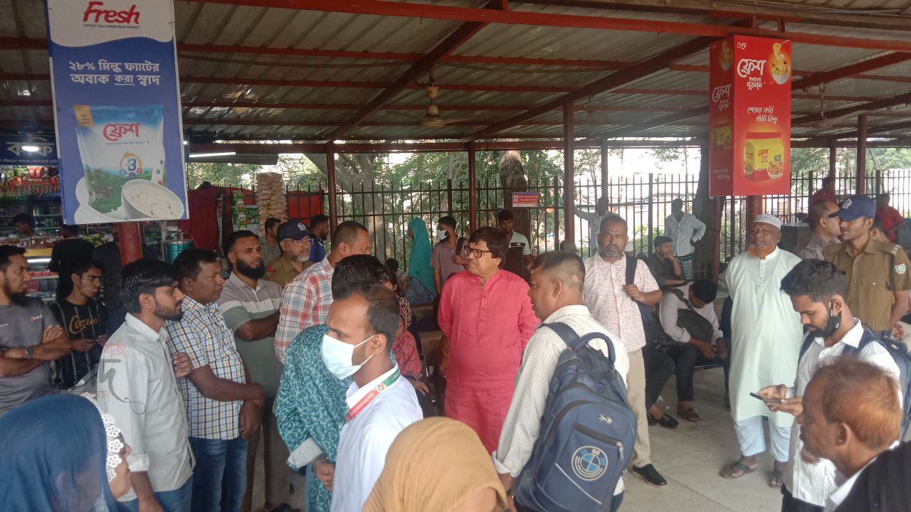 সাধারণ মানুষের কাতারে এমপি বাবুল, তিস্তা এক্সপ্রেসে বাড়ি ফেরা নিয়ে প্রশংসা