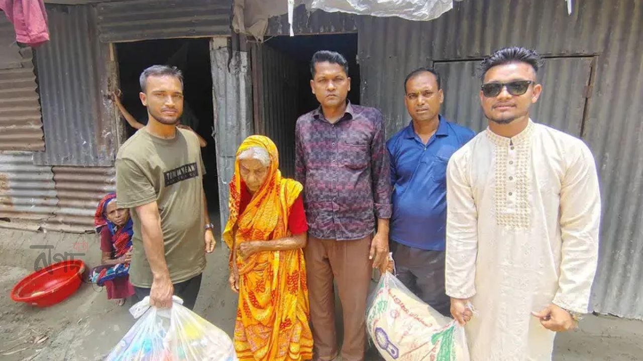 অসহায় বৃদ্ধার পাশে দাঁড়ালো মহিষবাথান মানব সেবা সংগঠন, এক মাসের বাজার উপহার