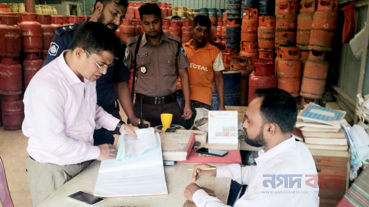নোয়াখালীর বেগমগঞ্জে অতিরিক্ত দামে এলপিজি সিলিন্ডার বিক্রি, দুই প্রতিষ্ঠানকে জরিমানা