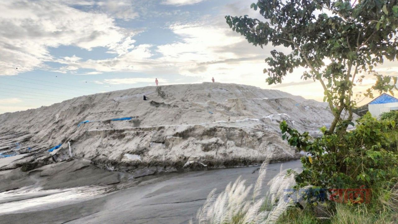 ব্রহ্মপুত্র নদে অবৈধভাবে বালু উত্তোলন থামছেই না, প্রধানমন্ত্রীর দপ্তরে অভিযোগ