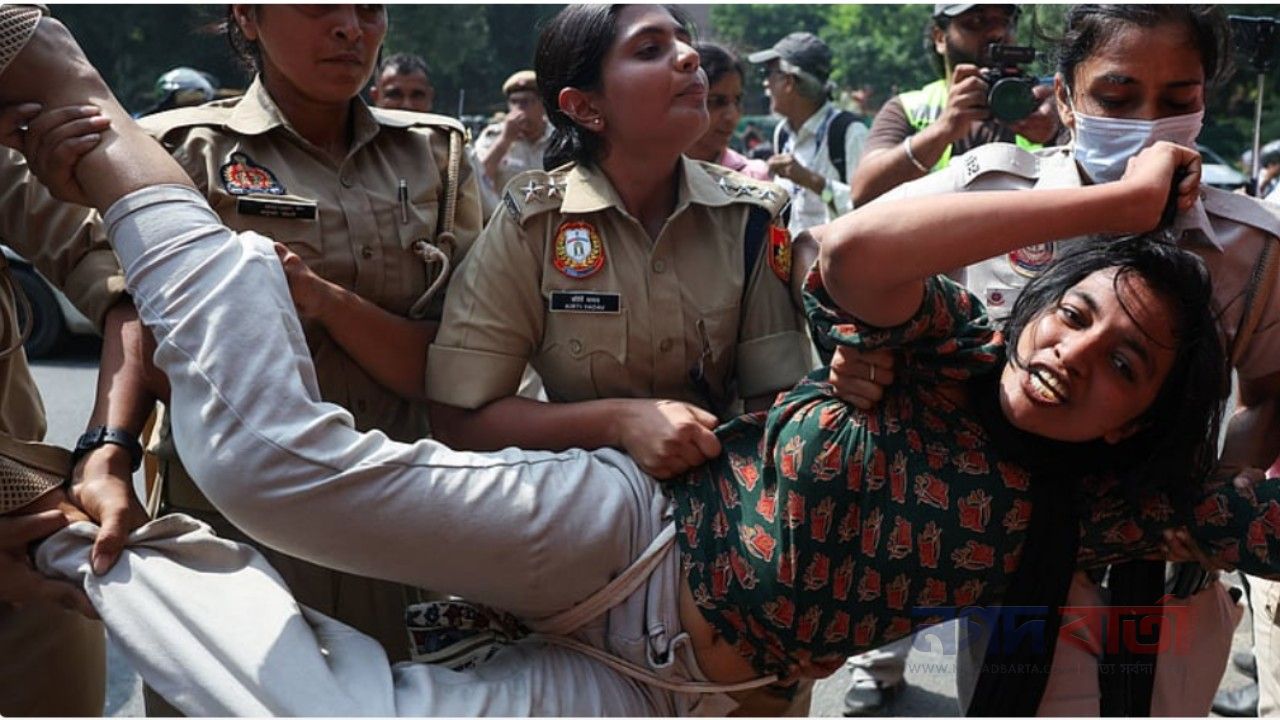 দিল্লিতে বিক্ষোভ: ১৯৭৫ সালের জরুরি অবস্থার স্মৃতি ফিরিয়ে আনছে