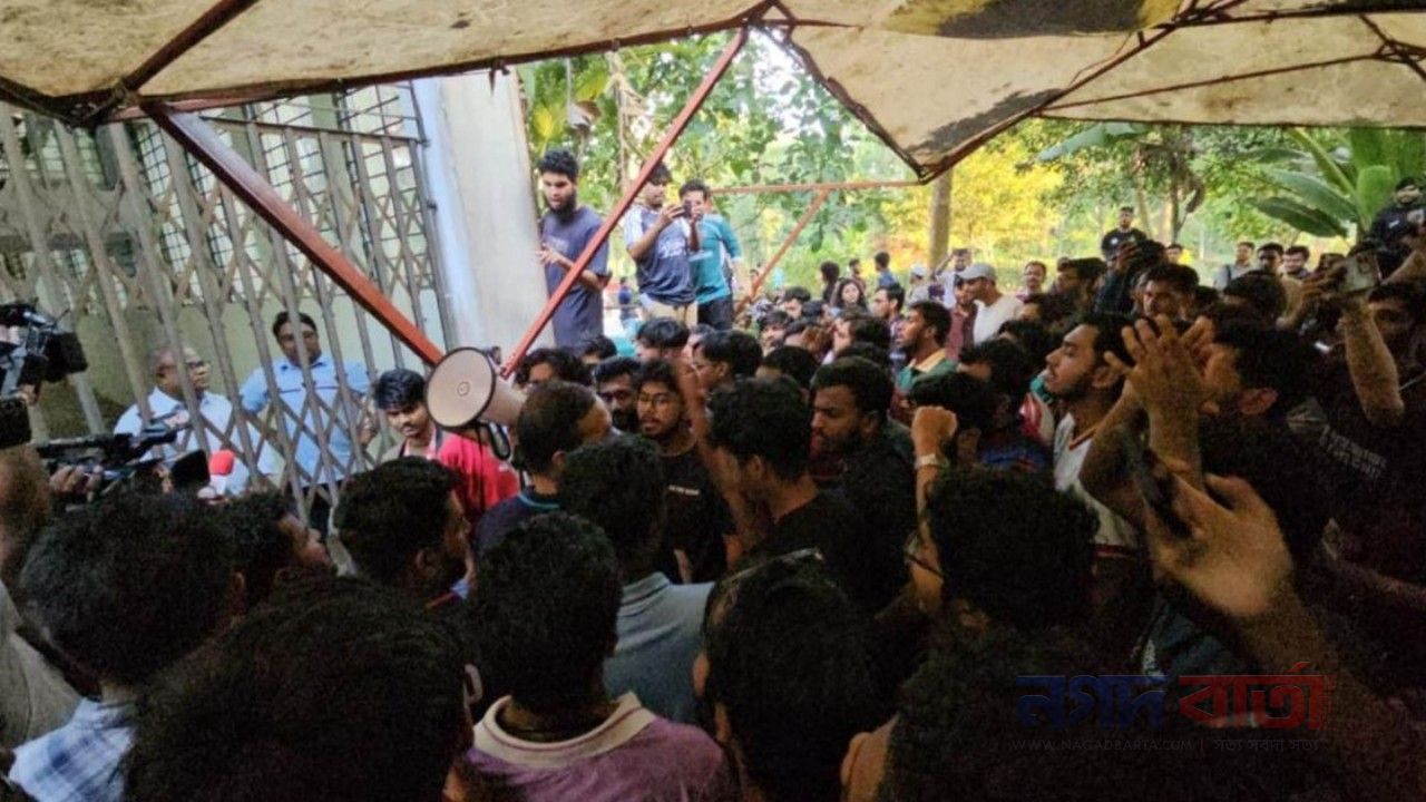 ছাত্রদল নেতারাসহ উপাচার্যকে ভেতরে রেখে ভবনে তালা দিলেন শিক্ষার্থীরা, বিদ্যুৎও বিচ্ছিন্ন