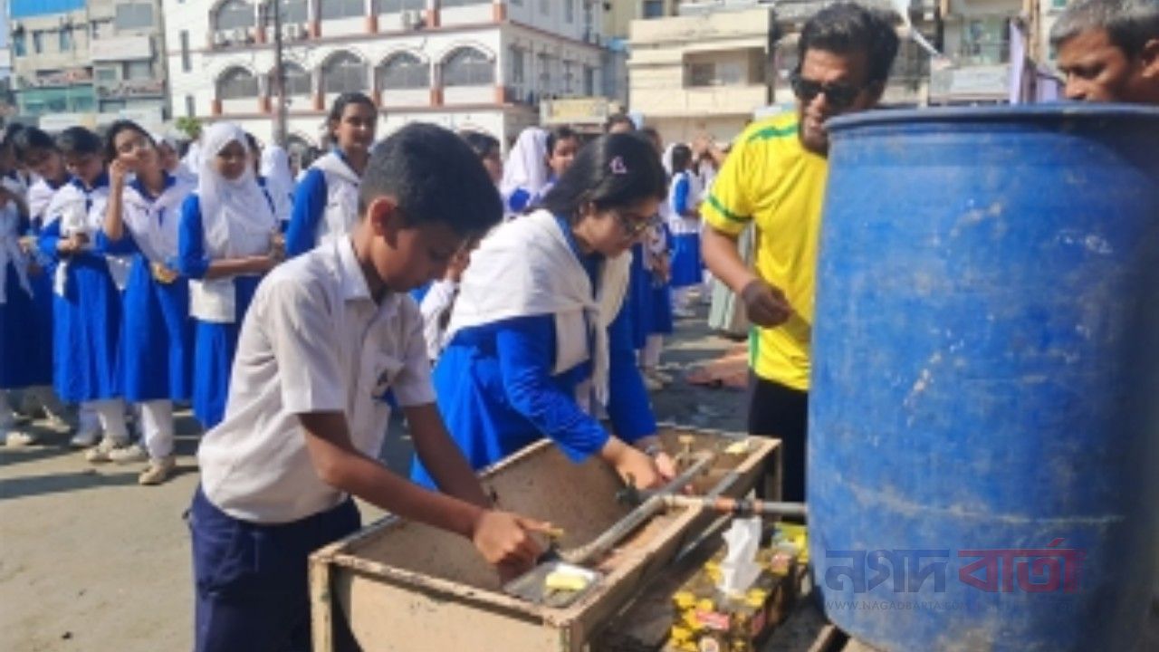 চাঁদপুরে হাত ধোয়া দিবসে সহস্রাধিক শিক্ষার্থীর পরিচ্ছন্নতার অঙ্গীকার