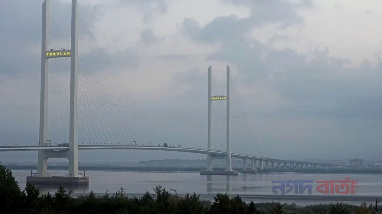 উত্তর কোরিয়া ও চীনের মধ্যে নতুন সেতু চালু, নিষেধাজ্ঞা এড়াবেন কিম?