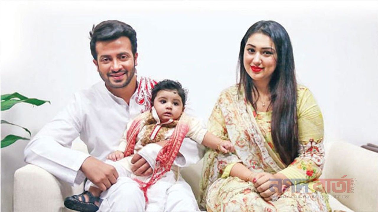 অপু বিশ্বাসের সঙ্গে কে এই যুবক, হঠাৎ কেন তাঁকে নিয়ে ফেসবুক পোস্ট